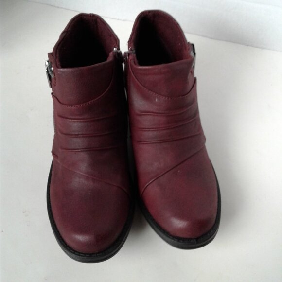 Women's Red Ankle Boot size 6M Faux Leather Easy Street - Picture 2 of 11